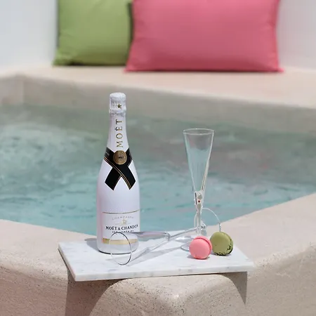 Iphimedeia Luxury & מלון 3*